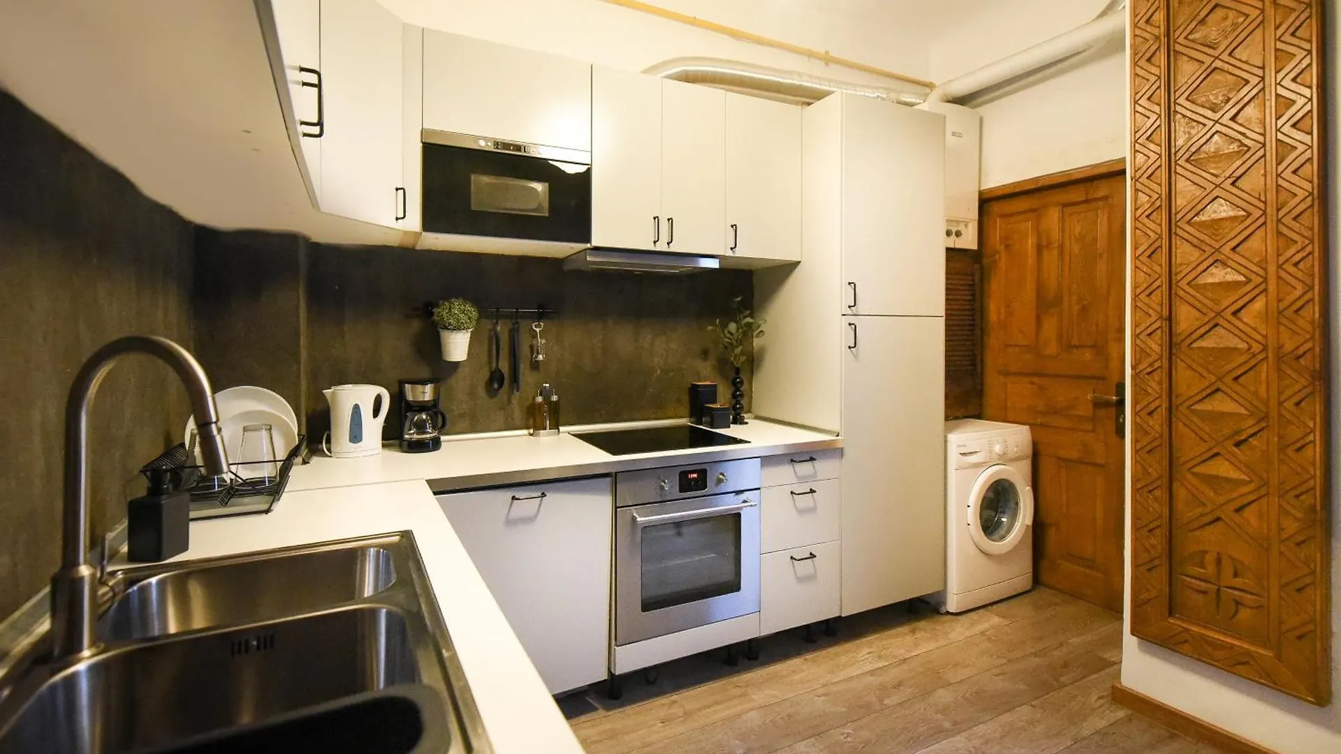 Brancovenian Wonder - 3Br Apartment Near Cismigiu Park Bucharest